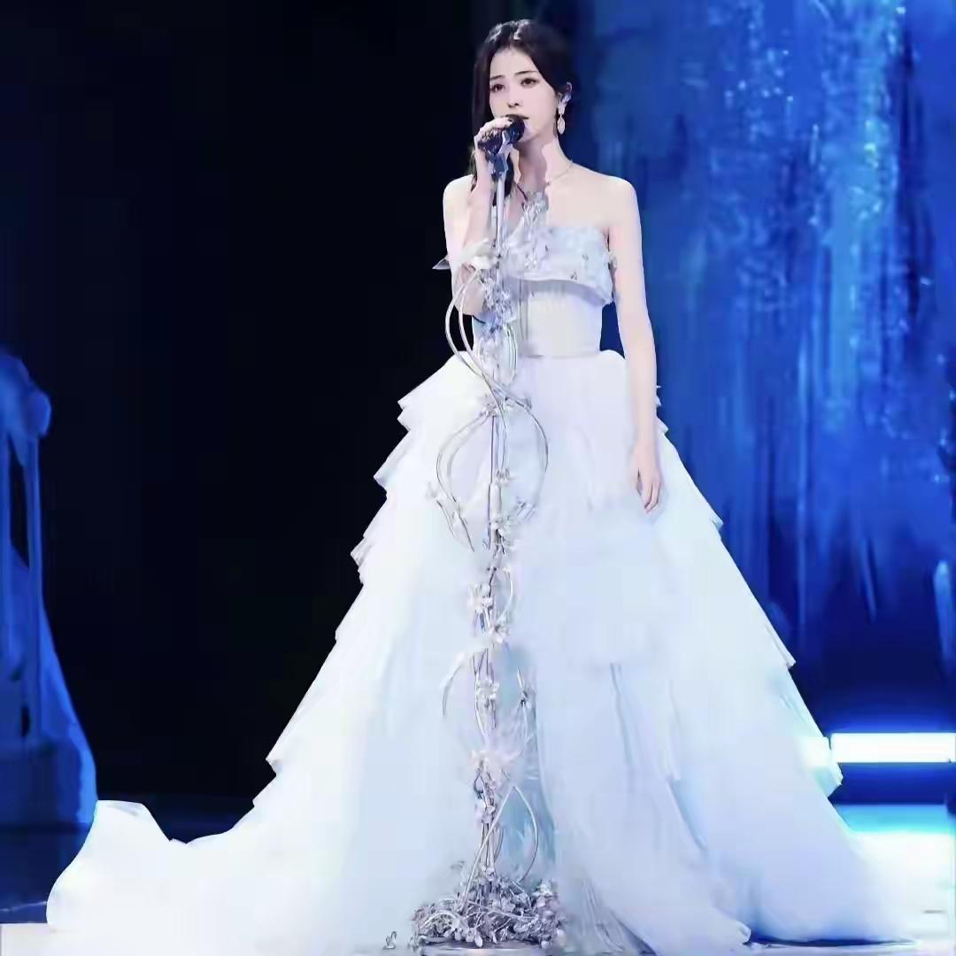 白梦妍[玫瑰]入行十周年演唱…不对，是“见面会”排面拉满、大获成功[烟花]——当