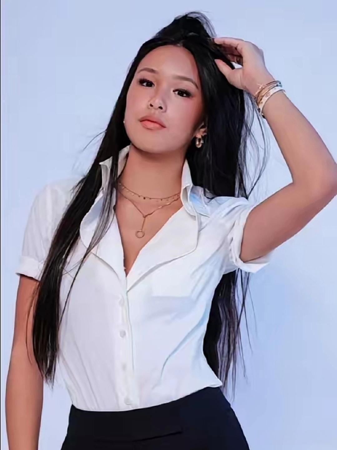 这哪是张庭闺女，分明是一台会走路的印钞机。当年全网讥她颜值翻车，说她精准绕开爹妈