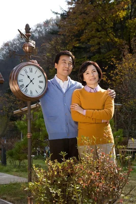 人至中年
不敢倒下
只因身后家人的目光
不敢逃避
只因面前责任的重量
不敢生病