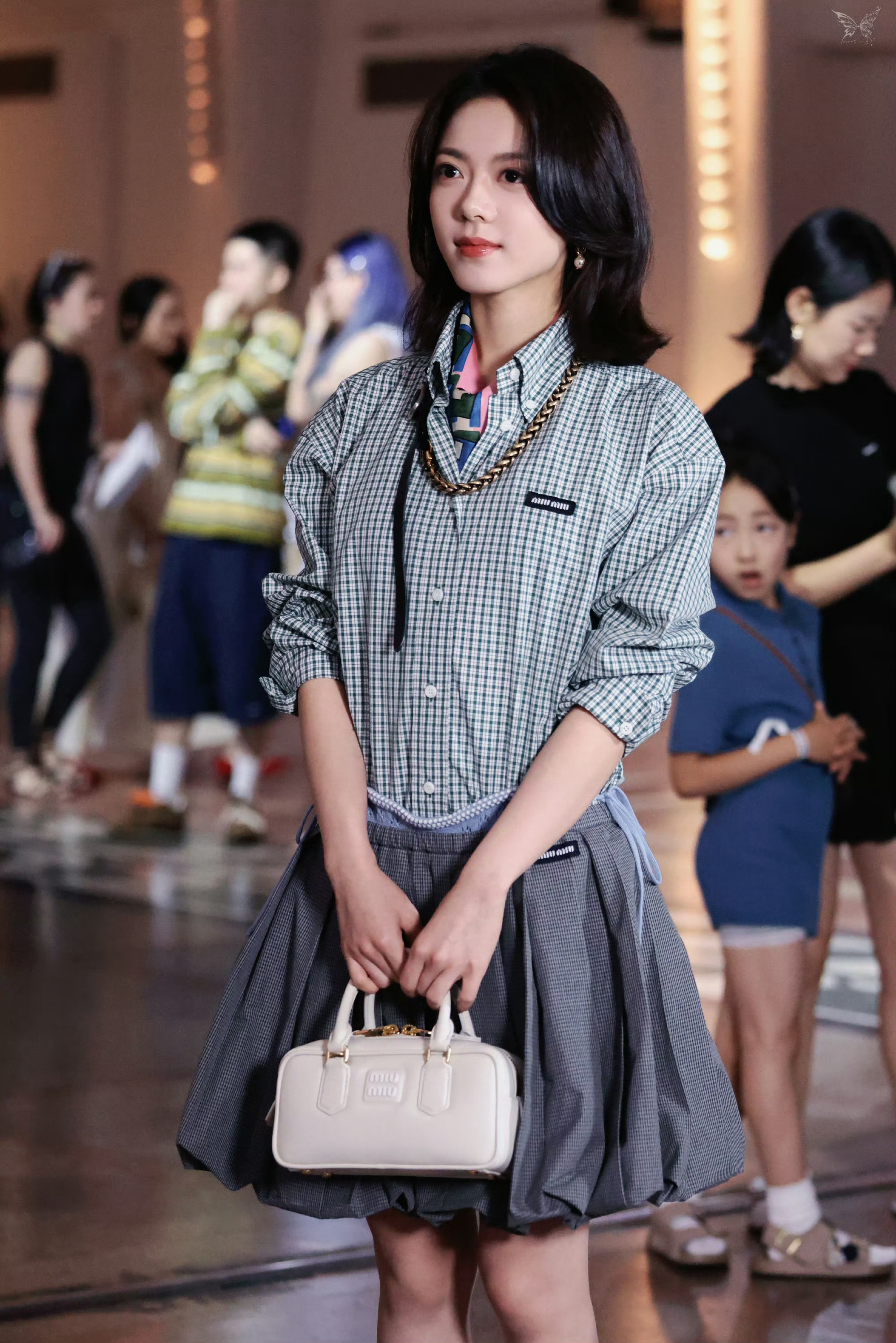 赵今麦 × 今日Miu Miu 线下活动造型饭拍 📸赵今麦戴珍珠耳环的少女
