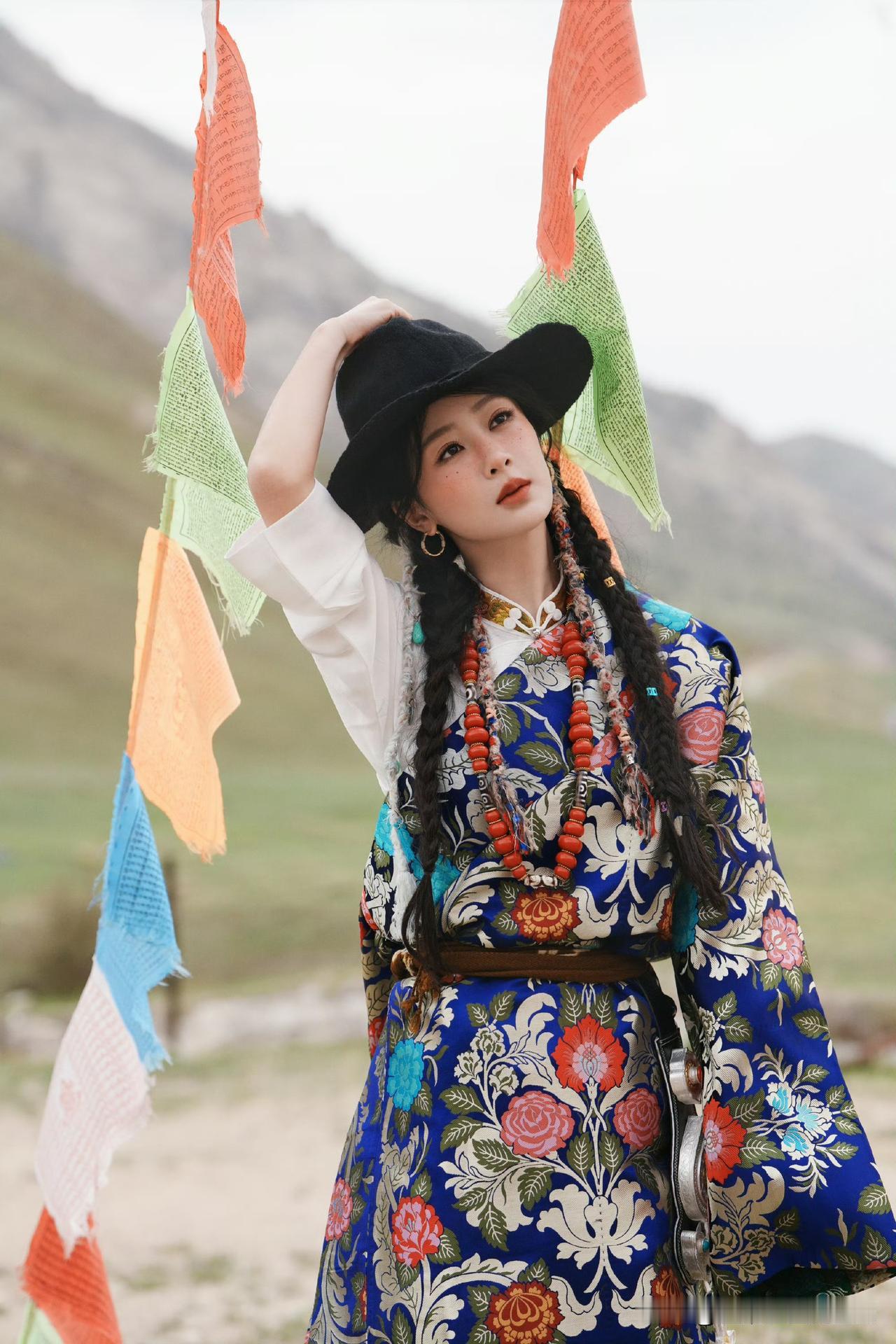 小室放出杨紫藏袍花絮，经幡下的麻花辫造型，美得像从山野里走出来，满屏都是故事感