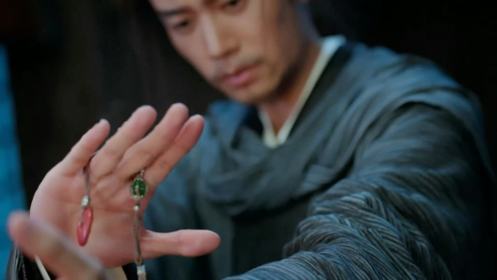 这胡子造型带来的颠覆感太绝了。他总能打破框架，让每个角色都拥有独一无二的灵魂 