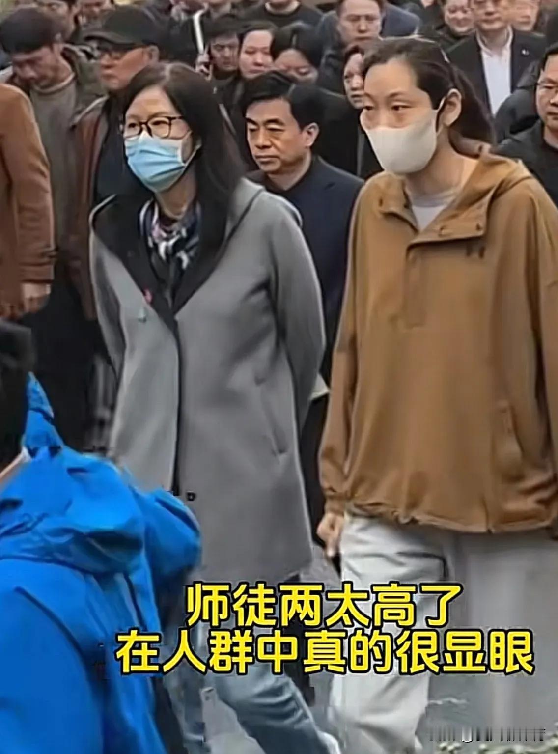 31日我看到；朱婷扎着马尾辫带着披长发的郎导，游河南开封的清明上河图，情似母女的