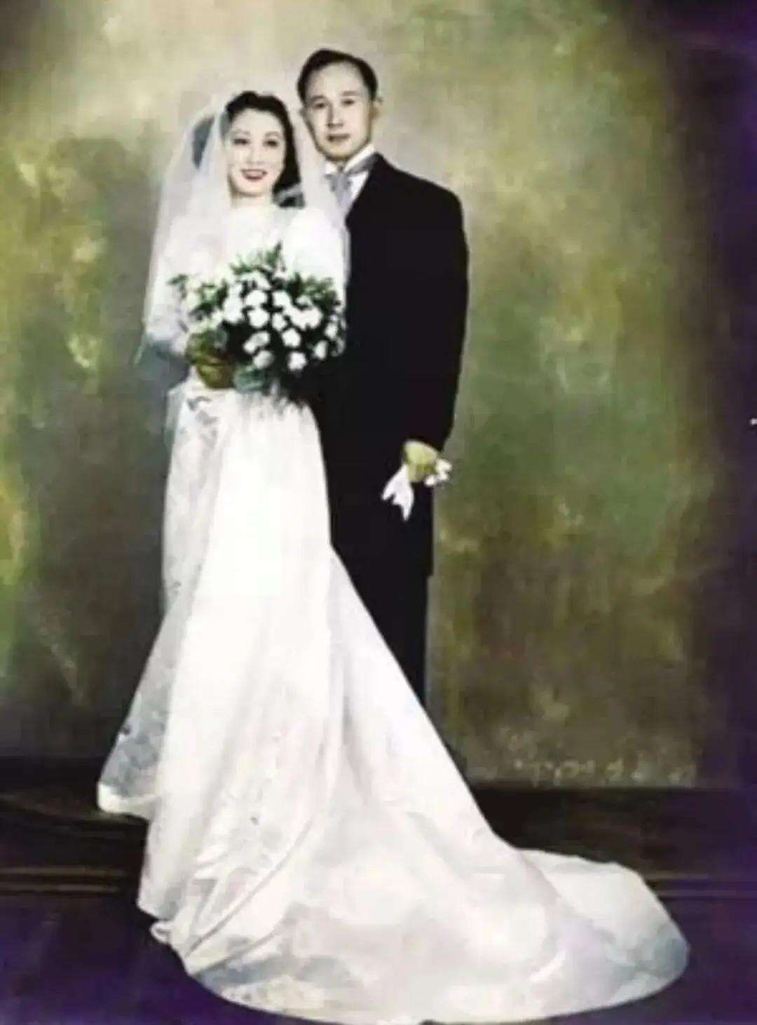 1947年，钱学森和蒋英的结婚照。照片中的两个人男才女貌，珠联璧合。他们一个是享