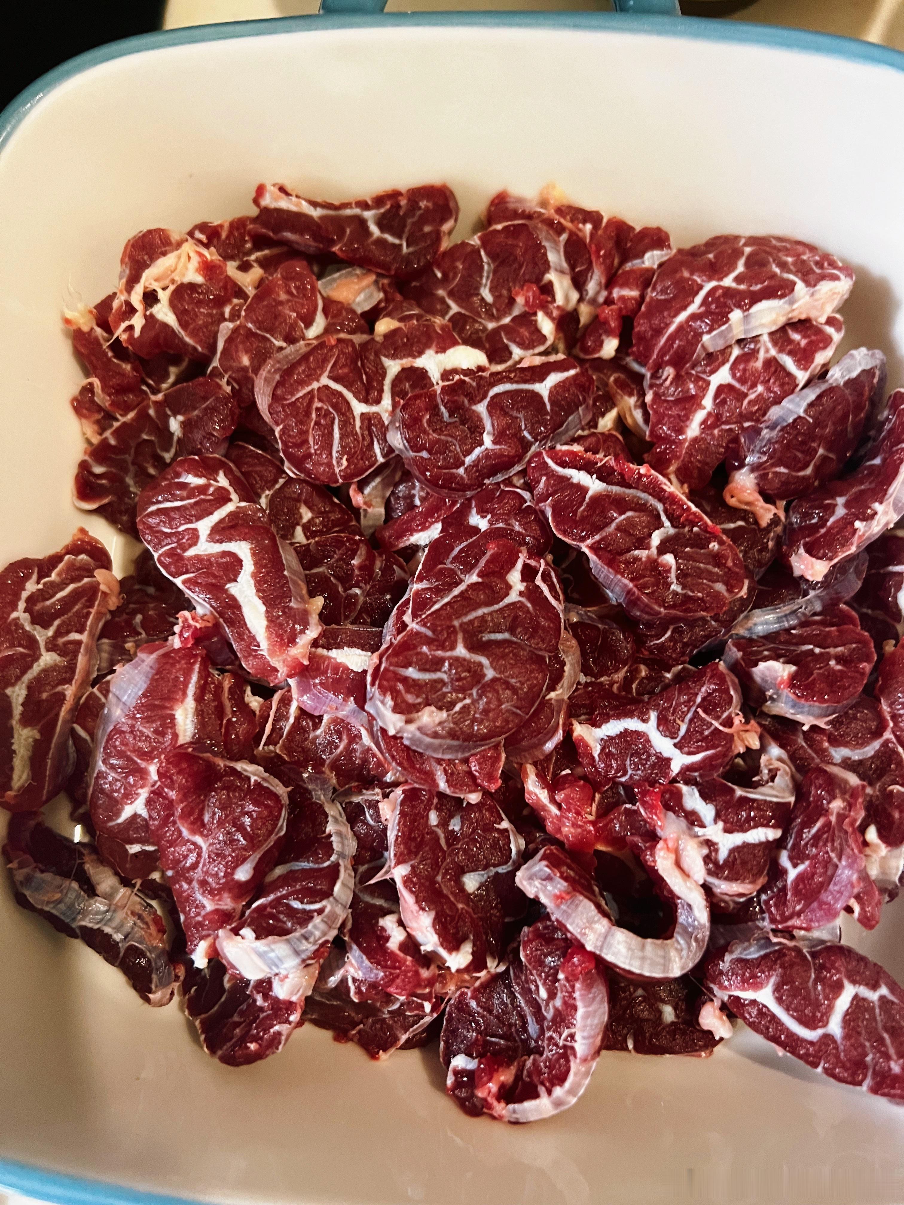 今晚烤肉。三花趾，吊龙，猪梅花……这么漂亮的肉，都舍不得放东西腌了