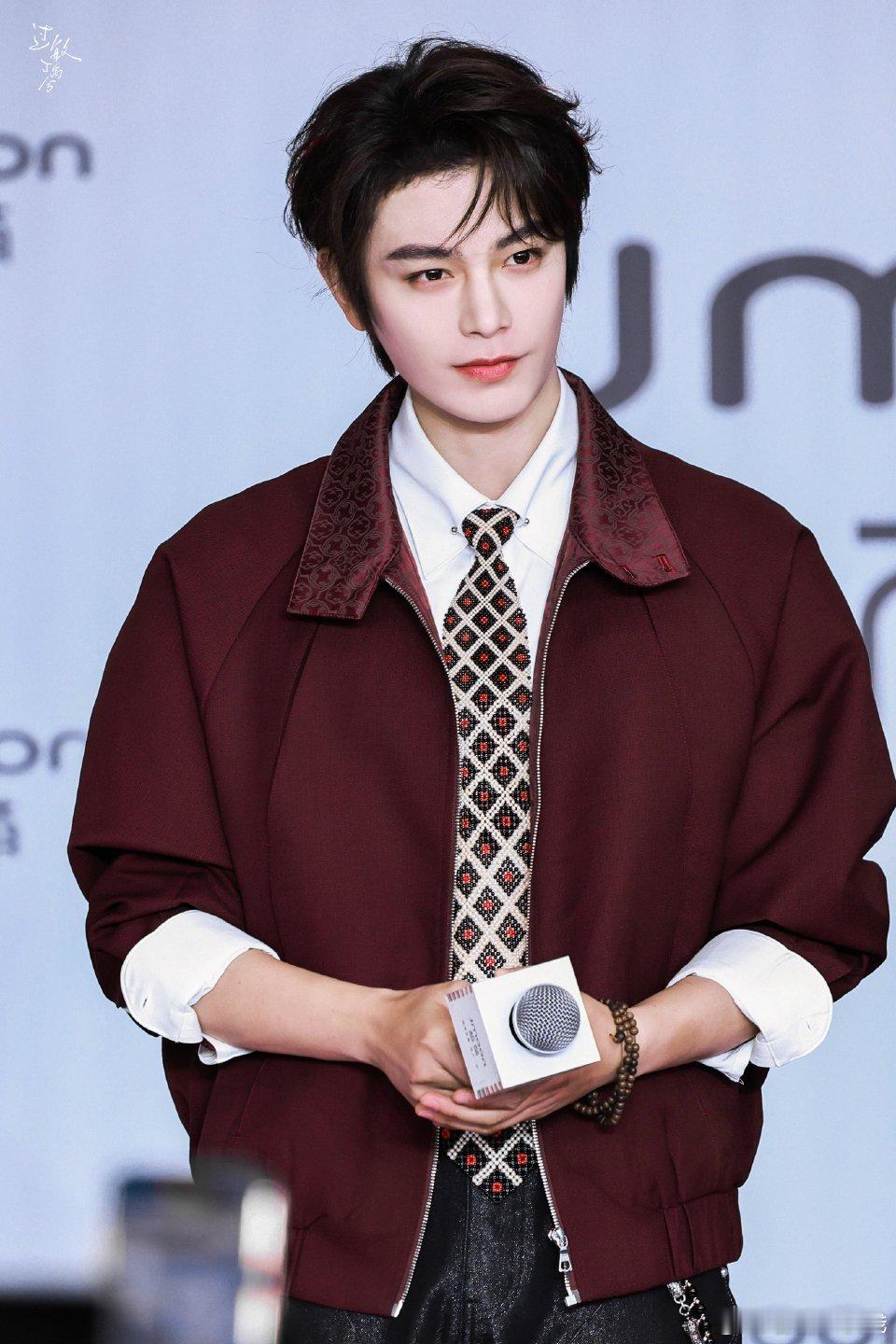 丁禹兮红发挑染让我环视了尼克狐尼克，我们小丁明明是最伟大的🦊塑(❁´3`❁) 