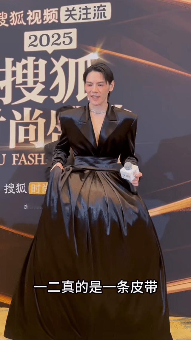 博主吐槽向佐走秀造型辣眼睛救命！向佐的红毯造型是把时尚圈当修罗场了吗？十厘米恨天