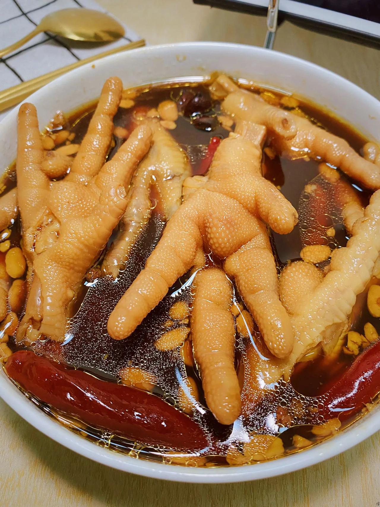 QQ弹弹的卤鸡爪，一个一个停不下来！
      聚会追剧哪能少的了这个卤鸡爪啊