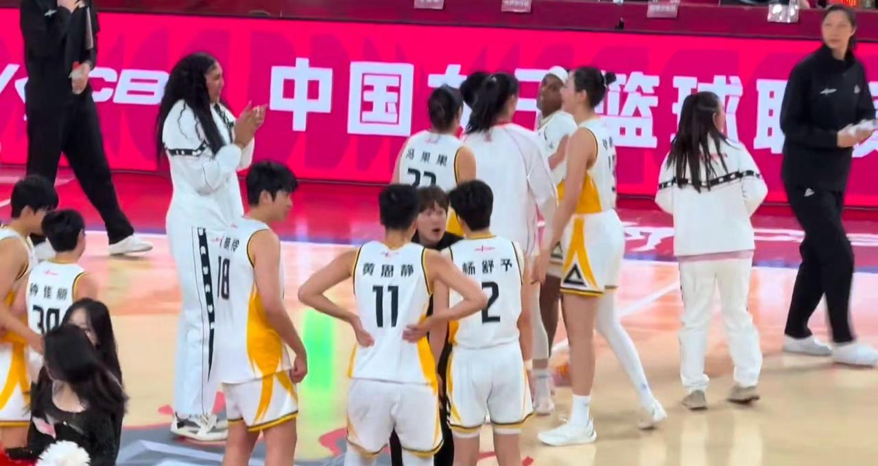 姐姐一句批评，她躲进更衣室哭了半小时。
训练场上，杨力维没给妹妹杨舒予留半点情面