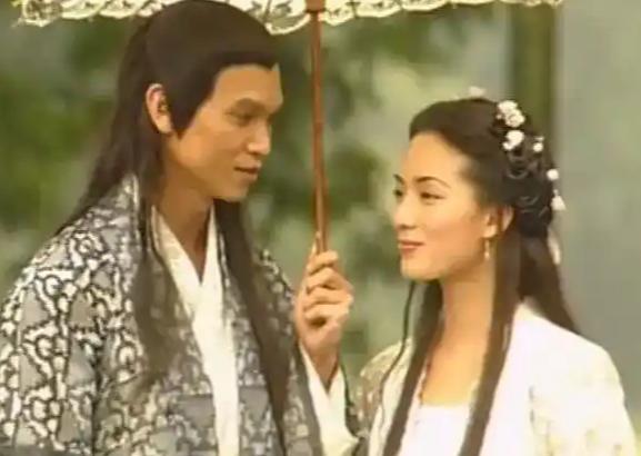 这大概是穿山甲最幸福的时刻了吧，能够和自己心心念念的人站在一起共撑一把伞，即使静