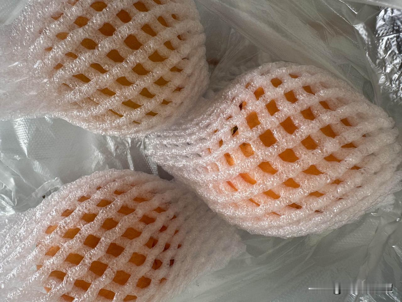 我现在名副其实的成了吃瓜群众。
现在水果下来了，而且是最新鲜的，刚摘下来的。
1