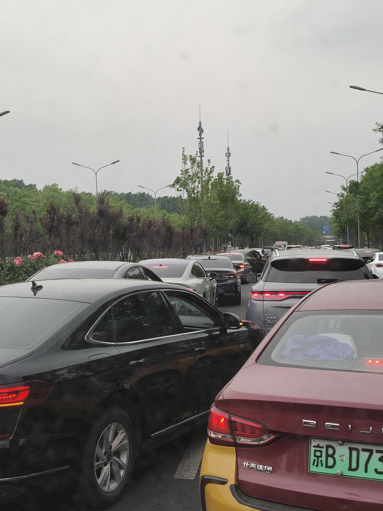 来朝阳的路上不是很堵，基本上还可以川流不息，从朝阳回丰台的路上。就开始堵啦。
 