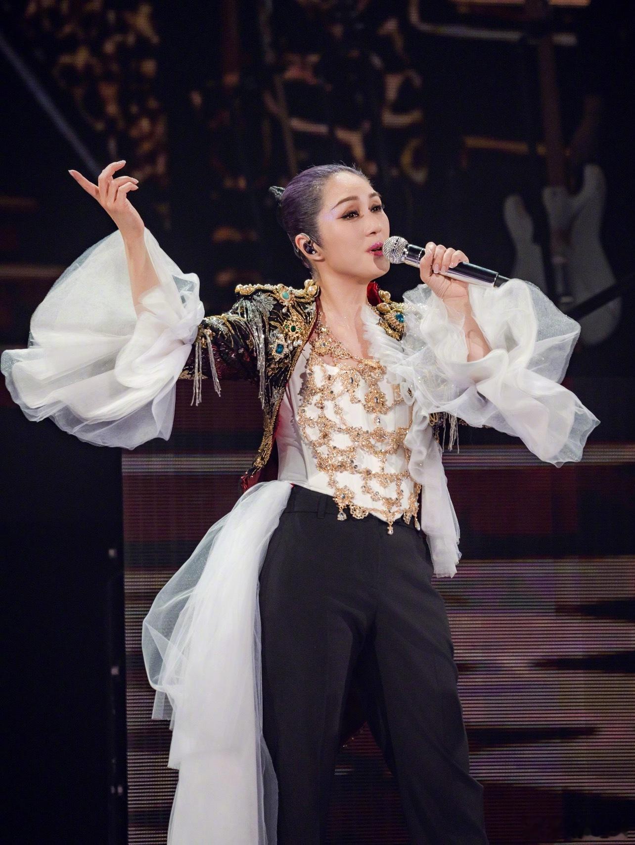 杨千嬅演唱会由于机器故障，致使一名特技人员在空中吊了数个小时演唱会结束后，主办方