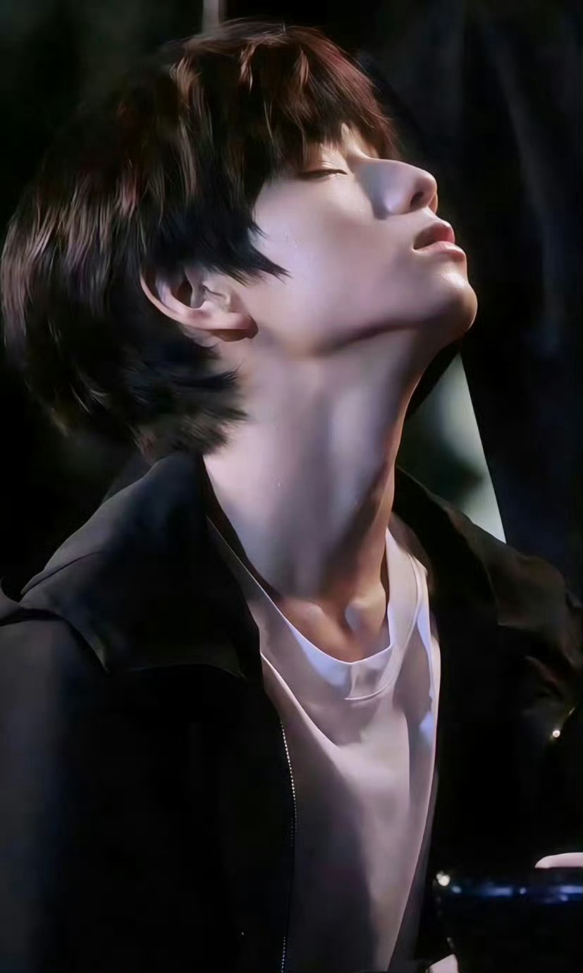 王橹杰 锁骨连肩这个王撸杰完全天菜，修长的身形锁骨连肩，男模身材就是这么顶