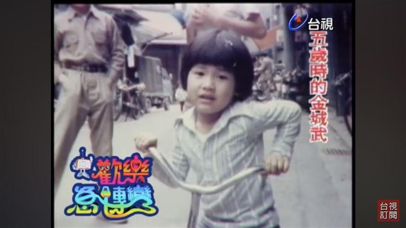 如果硬说金城武对面部调过，
一定是岁月动了“刀子”，
还恰到好处，
从小到大，越