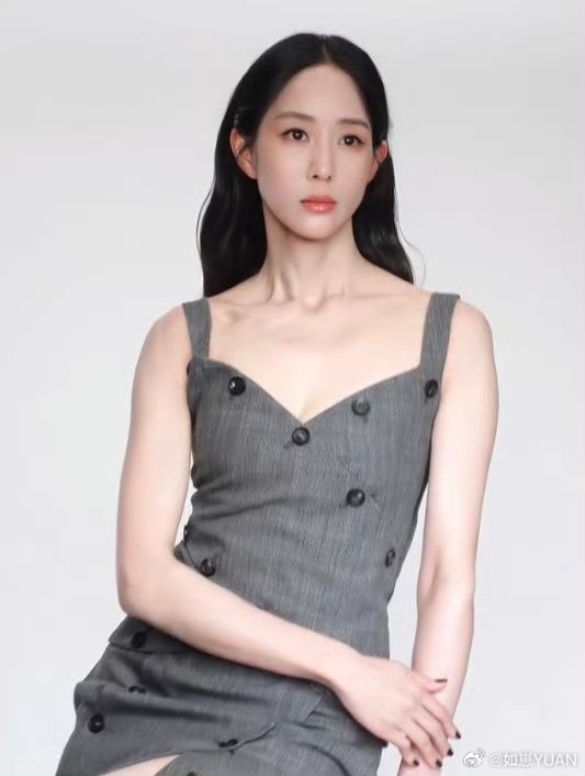 张钧甯有点惊艳到我了张钧甯灰裙知性温婉美张钧甯：随便套条灰裙子，美貌已经卷死全场