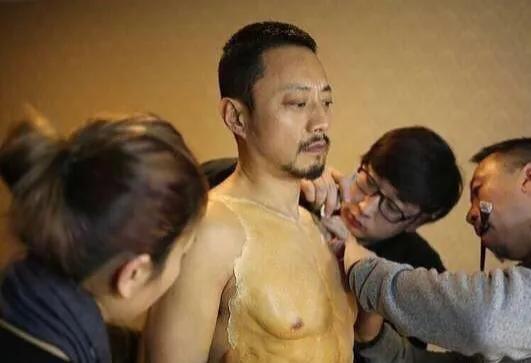 张涵予穿上了真正的皮肤衣后，真的成了肌肉男，当时看电影还真被这个镜头给骗到了，不