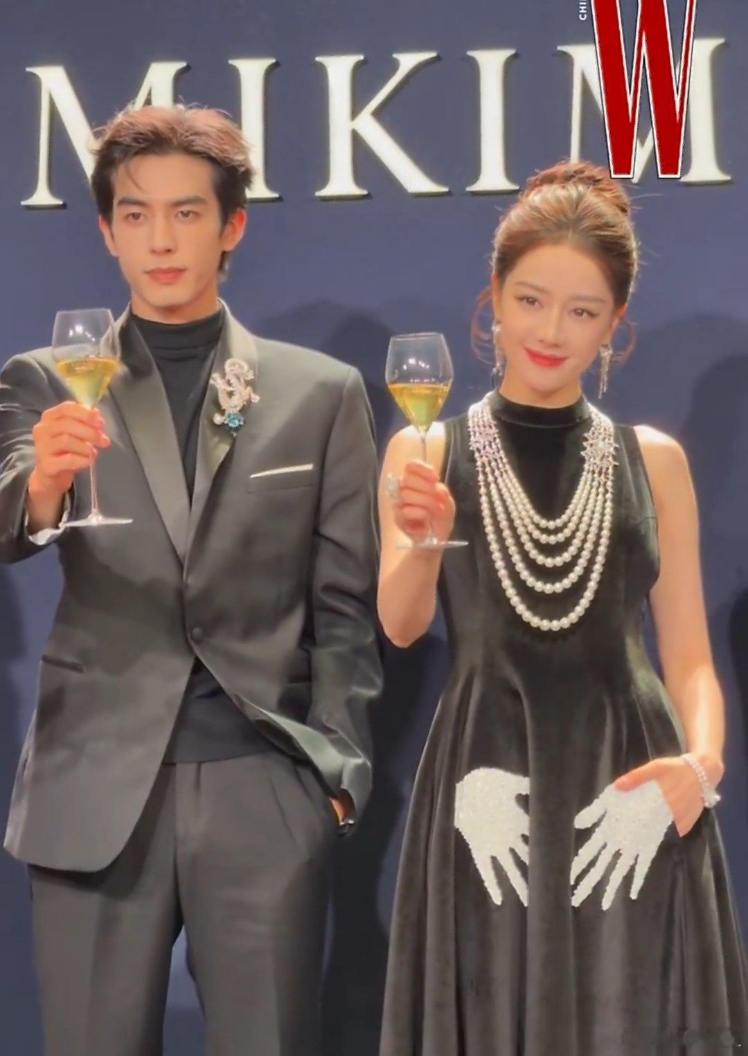 迪丽热巴宋威龙碰杯男帅女美！ 