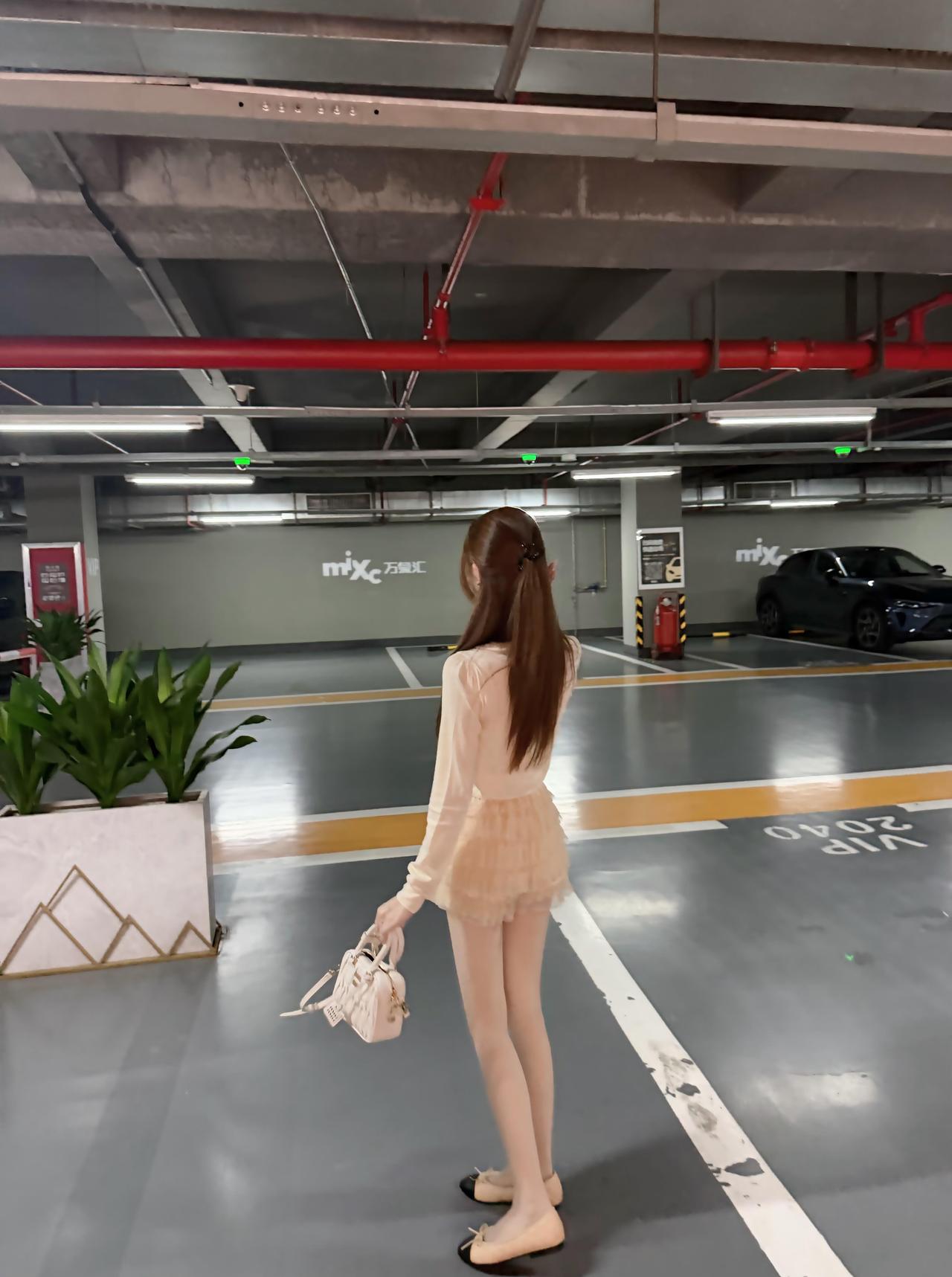 人生，
最大的灾难，
不是因为太过善良，

是因为善良里没长出牙齿。

你对谁都