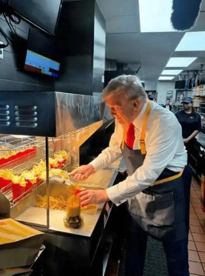 难怪特朗普不吃午餐就要回国，韩国这次是把体面摔的稀碎！有媒体报道，特朗普在去青瓦