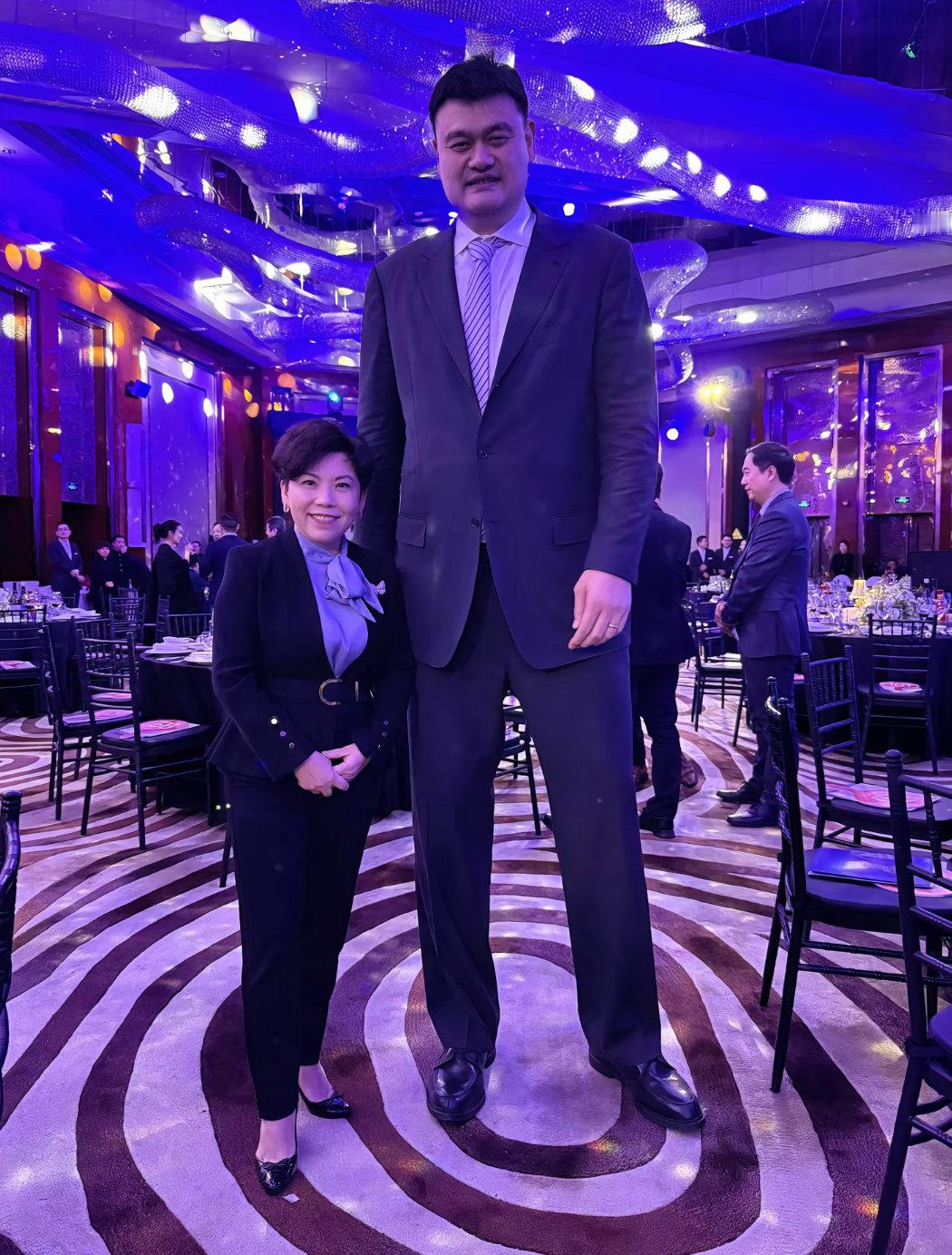 姚明邓亚萍老朋友见面合照，网友辣评：见面了，又好像没见面