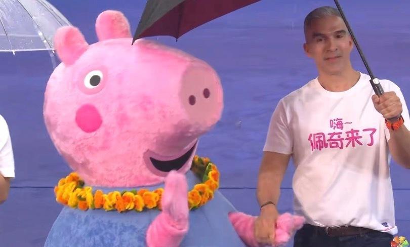 佩奇和乔治走红毯谁被红毯的佩奇萌到了！精致配饰造型超亮眼，剧情欢乐有趣，满满的治