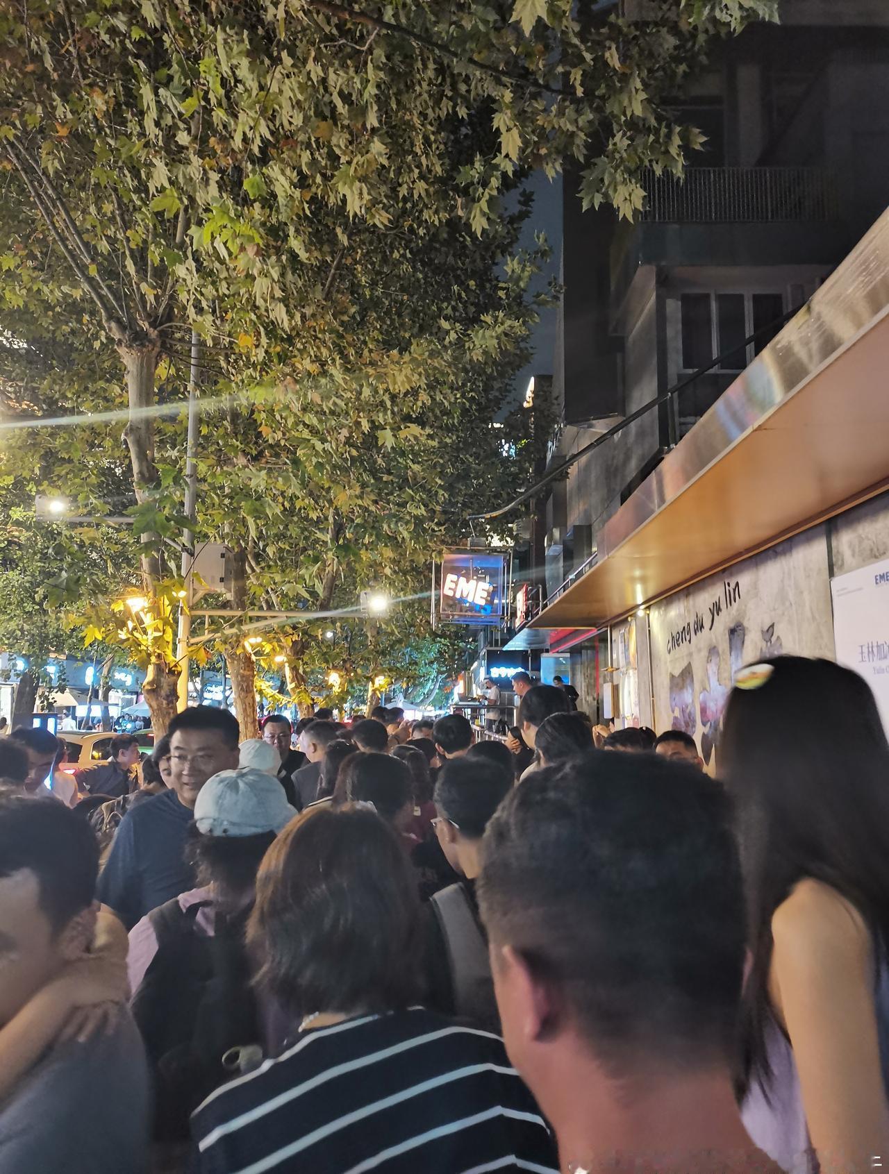 网友：今夜成都玉林芳草整个片区都挤满了游客，不知能为成都地铁带来多少客流，区域大