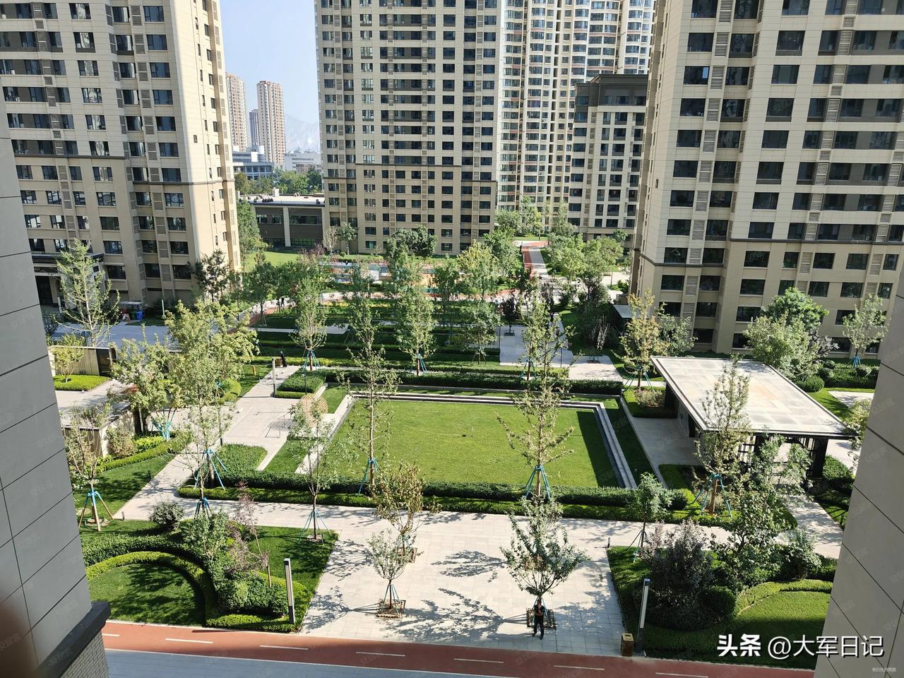 买房真不能太心急！
 
妹妹刚入手一套二手房，房东挂牌112万，她心里预期也就9