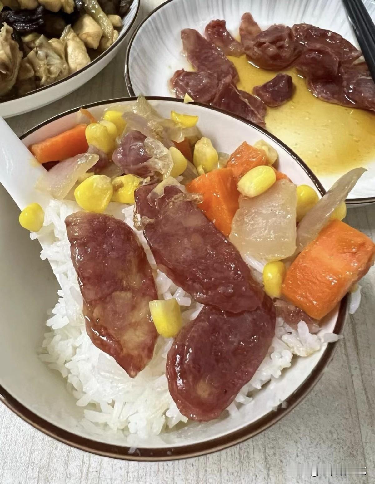 晒图笔记大赛香喷喷的家常腊味饭，油润的腊肠铺在粒粒分明的白米饭上，搭配玉米、胡萝