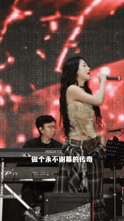 蓝盈莹全开麦舞台唱得好稳蓝盈莹音乐节首秀年度全能舞台风尚艺人实至名归，蓝盈莹音乐