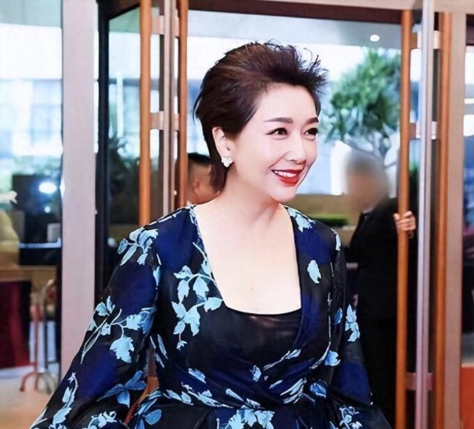 江珊终于有大招了，穿印花连衣裙+短发，穿半透视抹胸，好性感