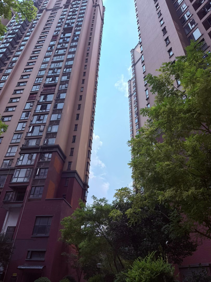 生活手记记录真实生活摄影摄影摄影 寻常院落，人间安隅抬眼望去，高楼直抵澄澈云天，