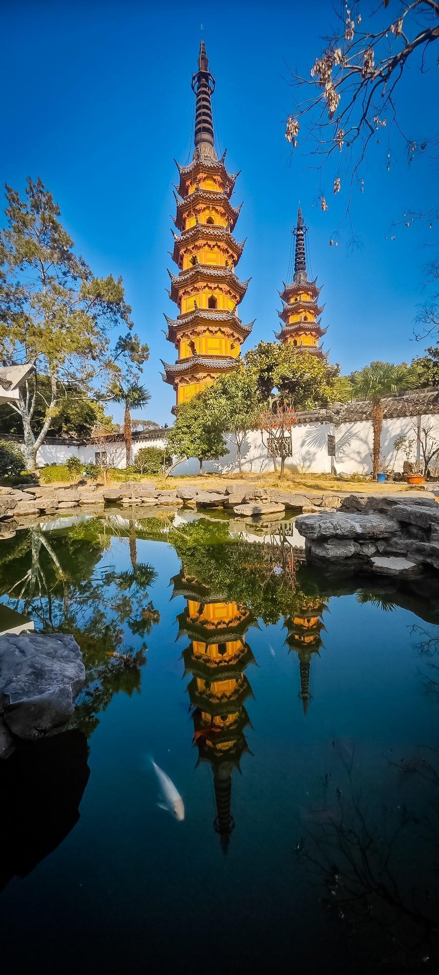 苏州双塔寺是藏在古城里的宋代双子塔✨
 
来苏州别只挤平江路和拙政园了！这个小众