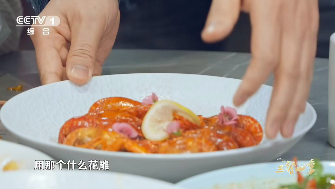 夏天夜宵三件套麻辣十三香蒜蓉小龙虾首选哪个 咖喱小龙虾配烤馕，我的奇怪搭配但真的