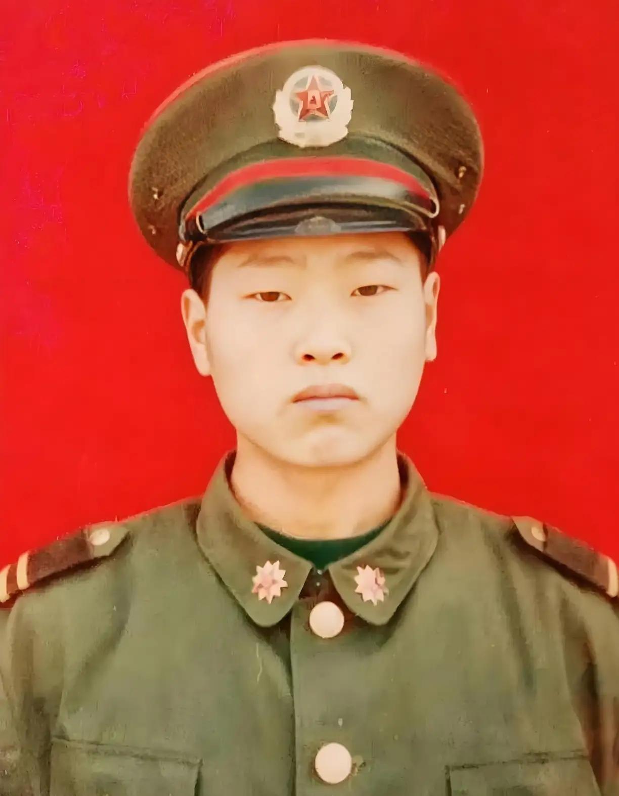 1995年，退伍老兵等不来安置，南下蹬三轮23年，47岁在镇政府散步，竟在公告栏
