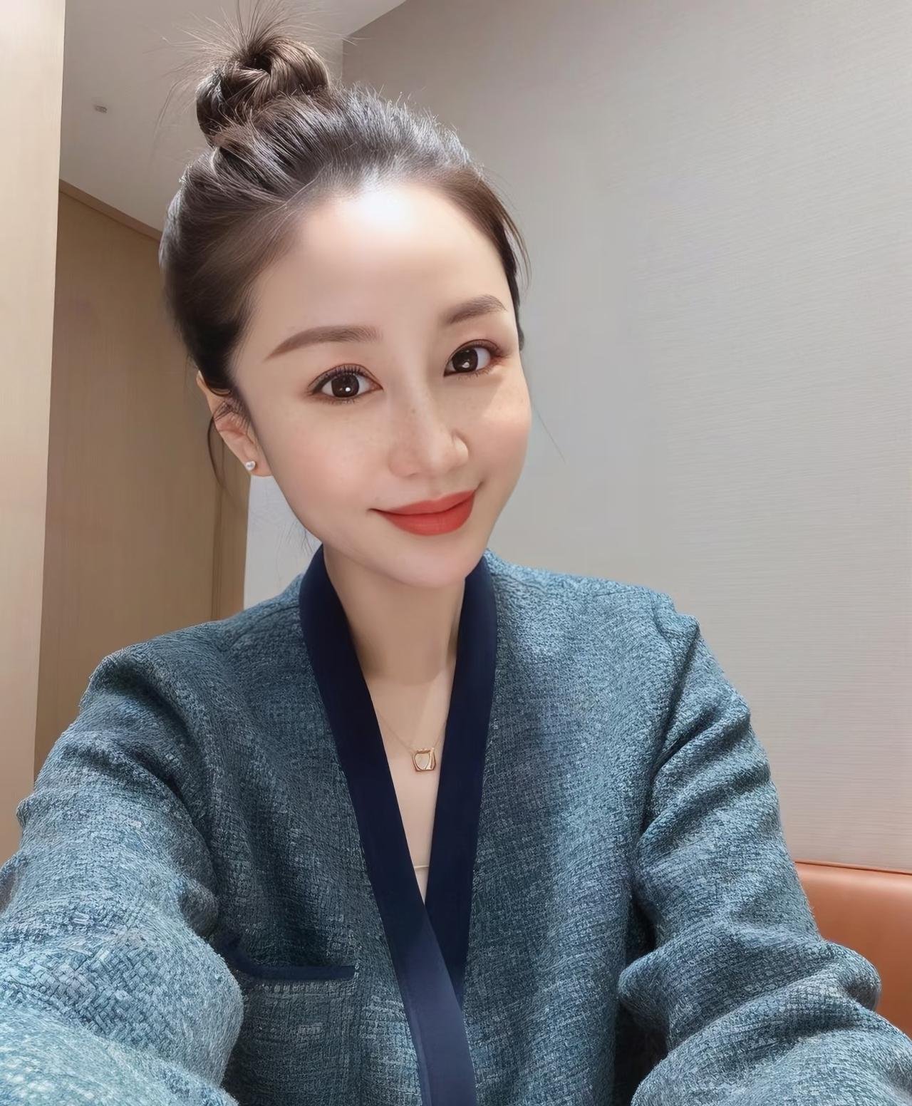 年会老三样：
鸡汤、画饼、
多喝点。
每年都是这一出，经典永流传，听得耳朵都起茧