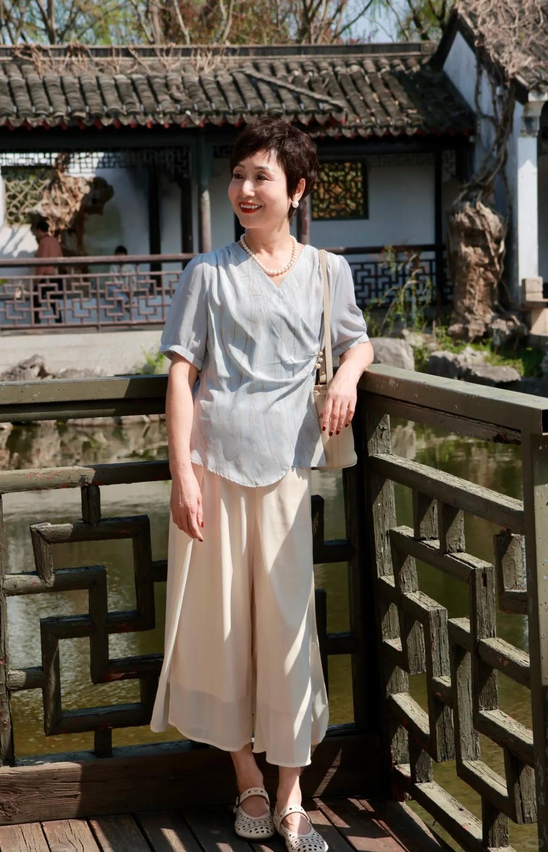 谁懂啊家人们！64岁穿小衫也能这么优雅显贵，不扮嫩、不刻意，每套都长在审美上，日