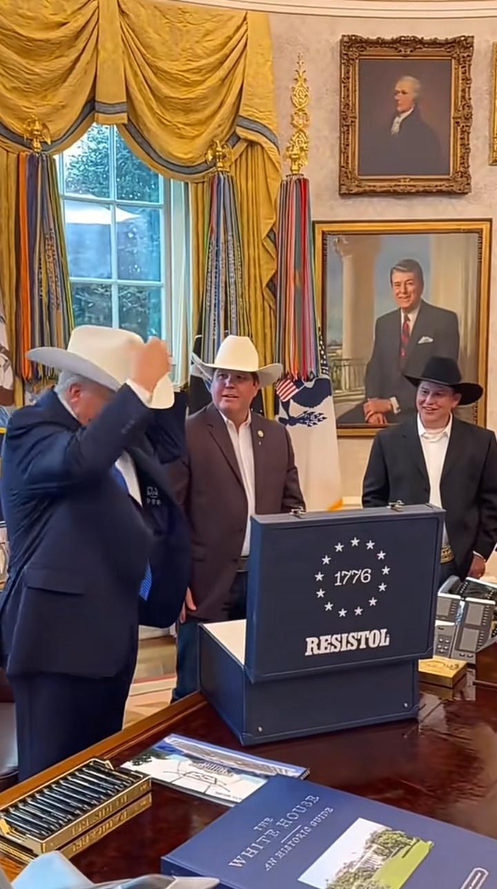 特朗普玩的花，桌子上的任何一种物品都奢华至极，如果不是因为视频普通人很难看到桌子