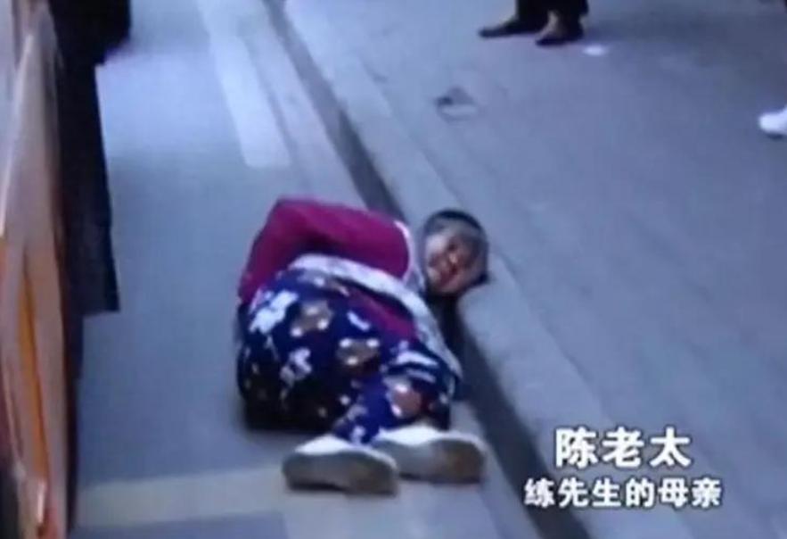 “病好了我要杀他！”2021年，广东75岁的陈老太摔倒，无人敢扶，公交司机马师傅