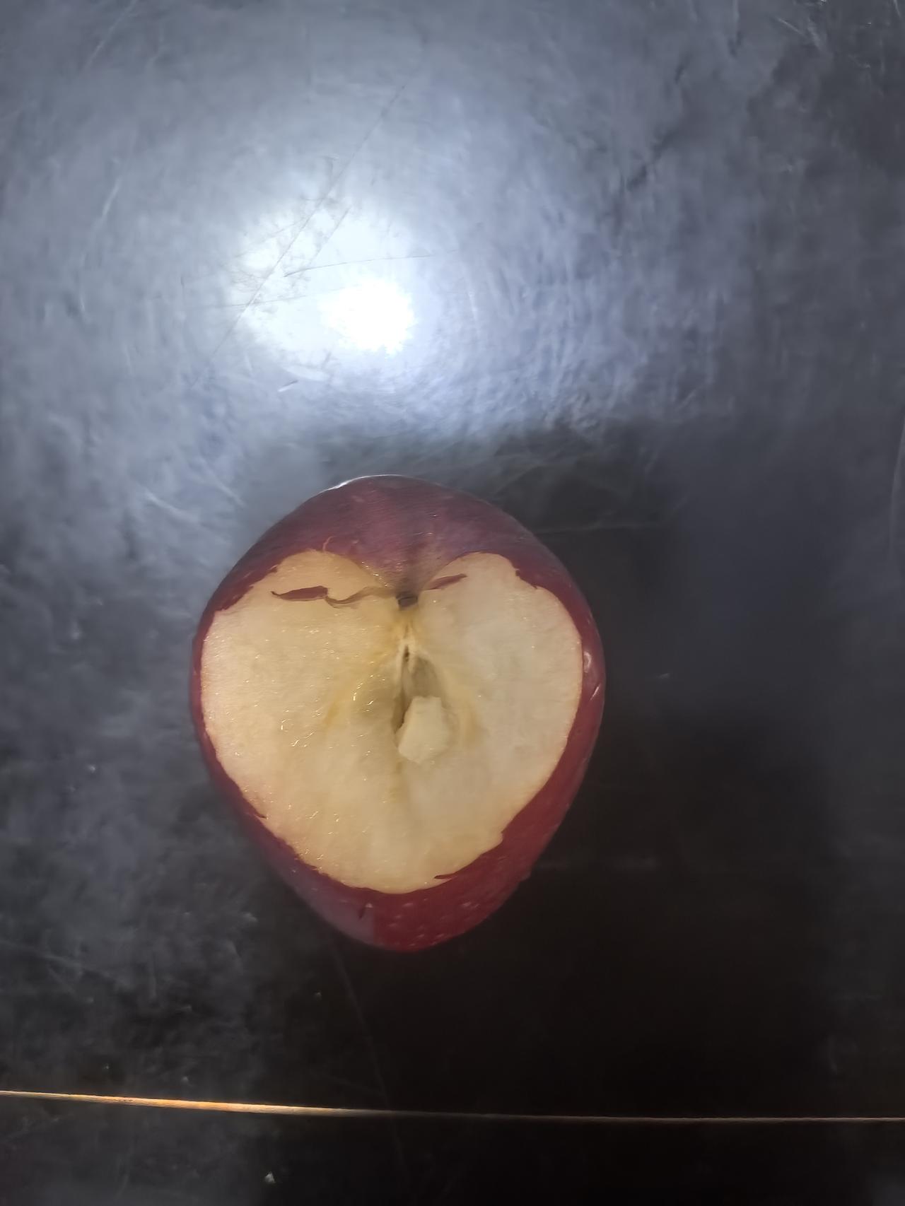 我最喜欢吃的水果就是鸡心果，其实它就是小苹果🍎
因为外型像鸡心而得名。

它口