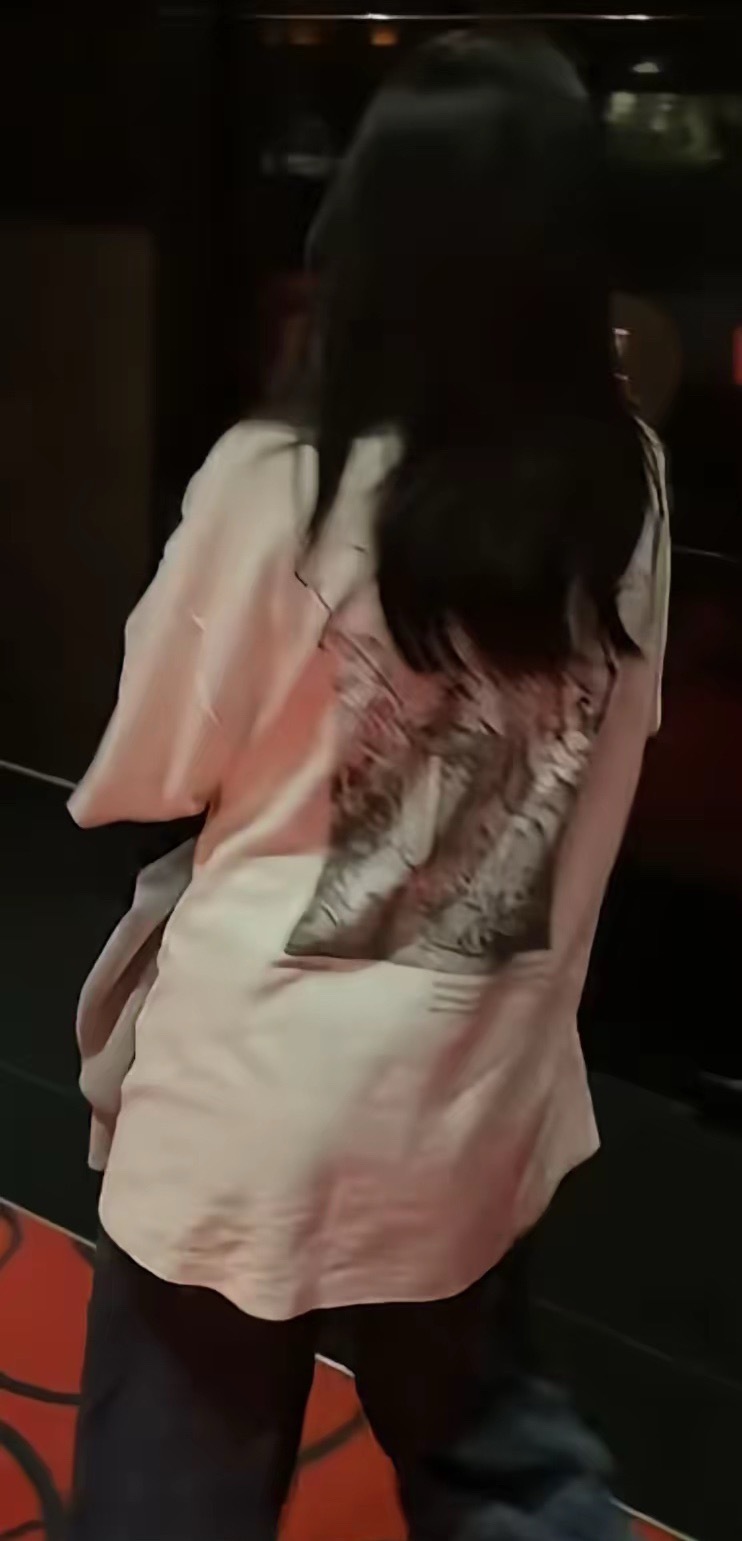 小菲晒玥儿动态，父女二人一起在湾湾去吃法餐，互动浪漫又温馨！小玥儿这手真的好漂亮