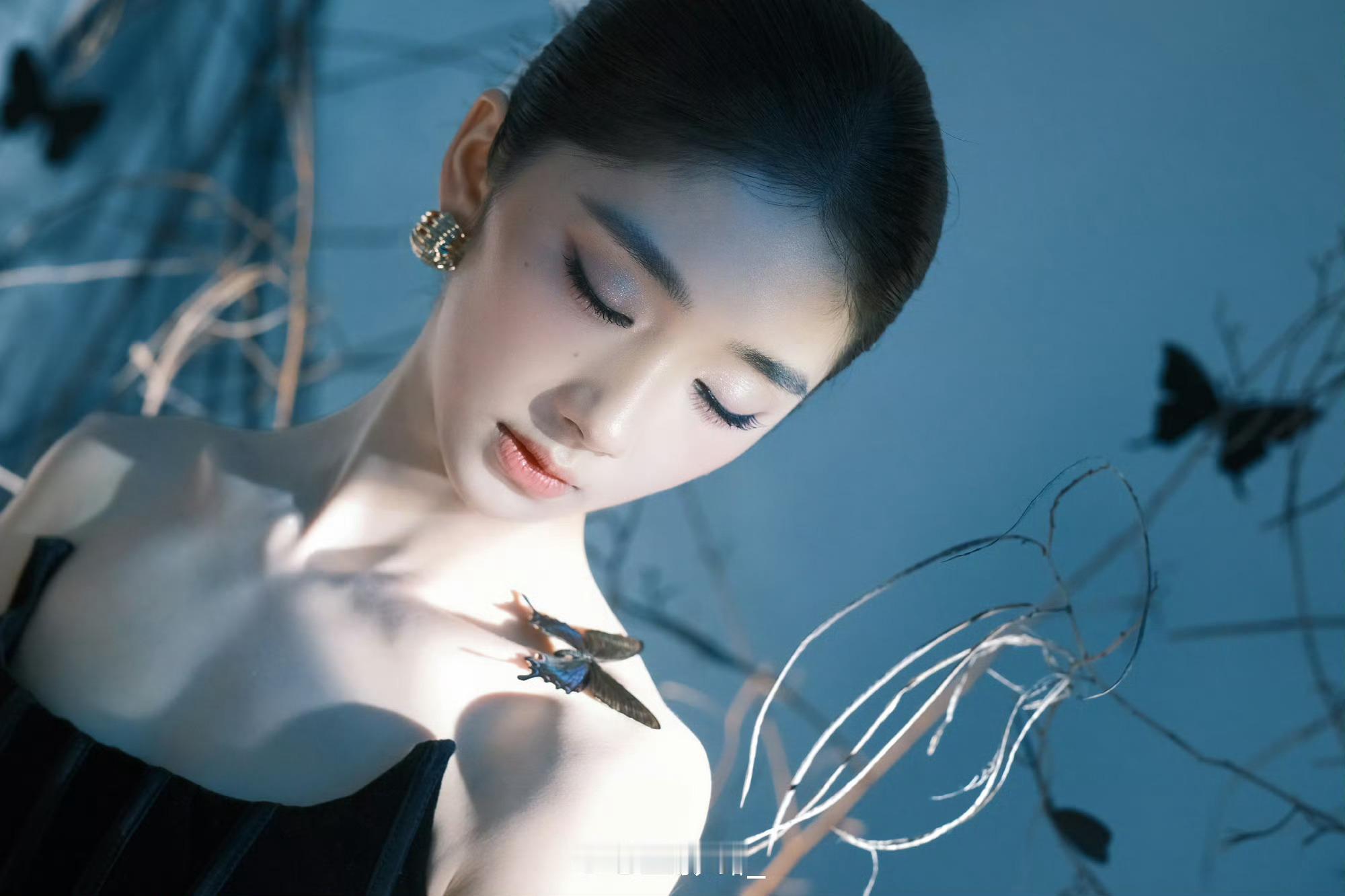 星光大赏上，王影璐坐在第二排，丞磊坐在第三排。网传座位图和现场都是主办方安排好的