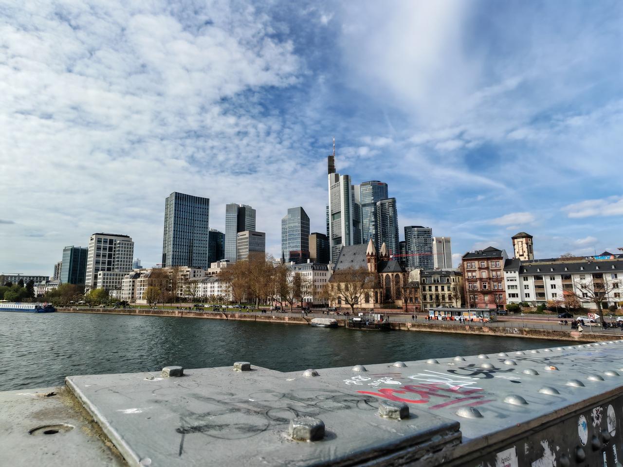 很多关注我的粉丝可能纳闷，怎么博主最近更新频率变低了？真相是，我最近三个月办了件