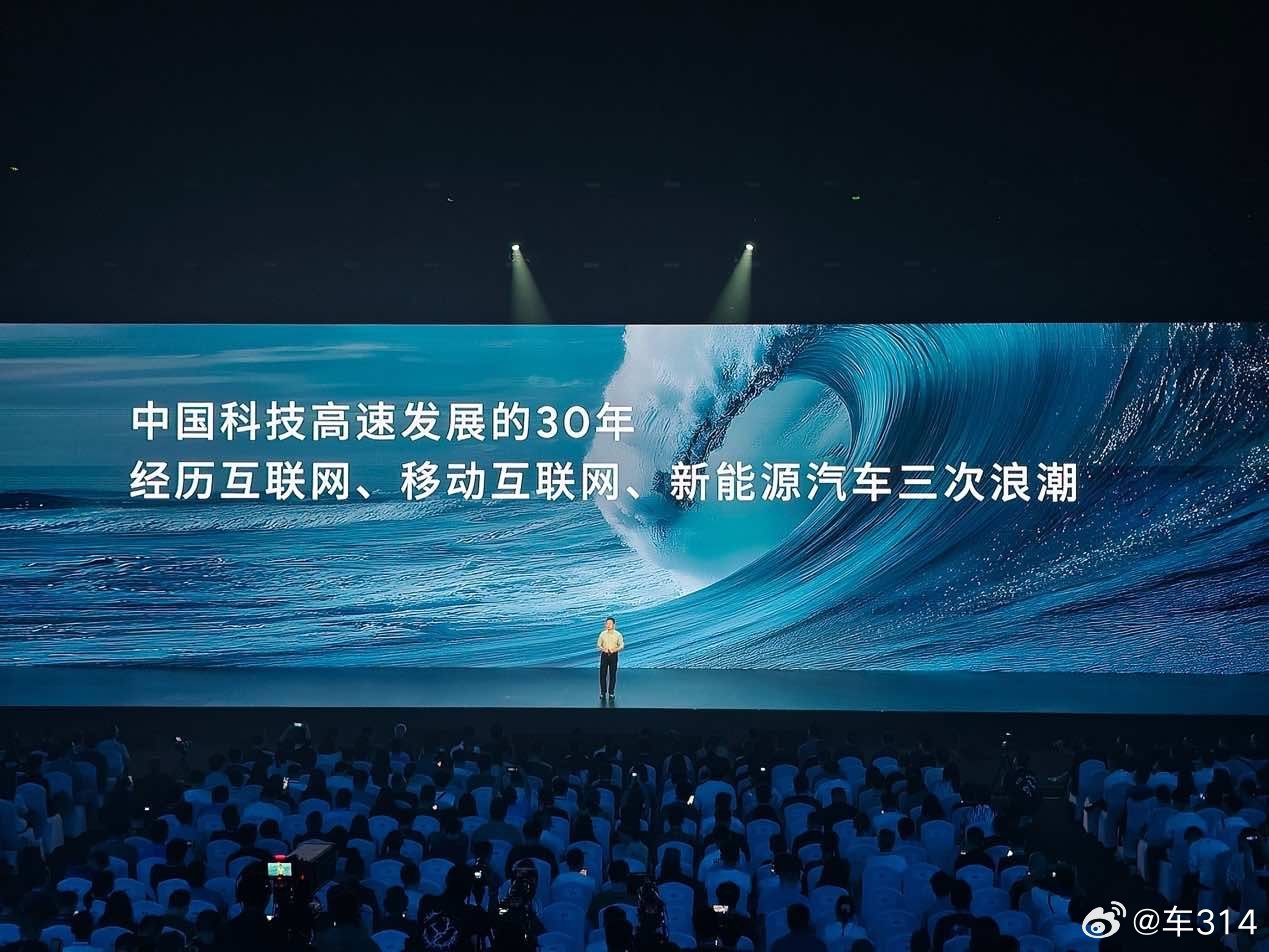 小鹏这十年经历了很多高光以及低谷，而在我们看来，小鹏汽车能走到今天，绝对离不开何