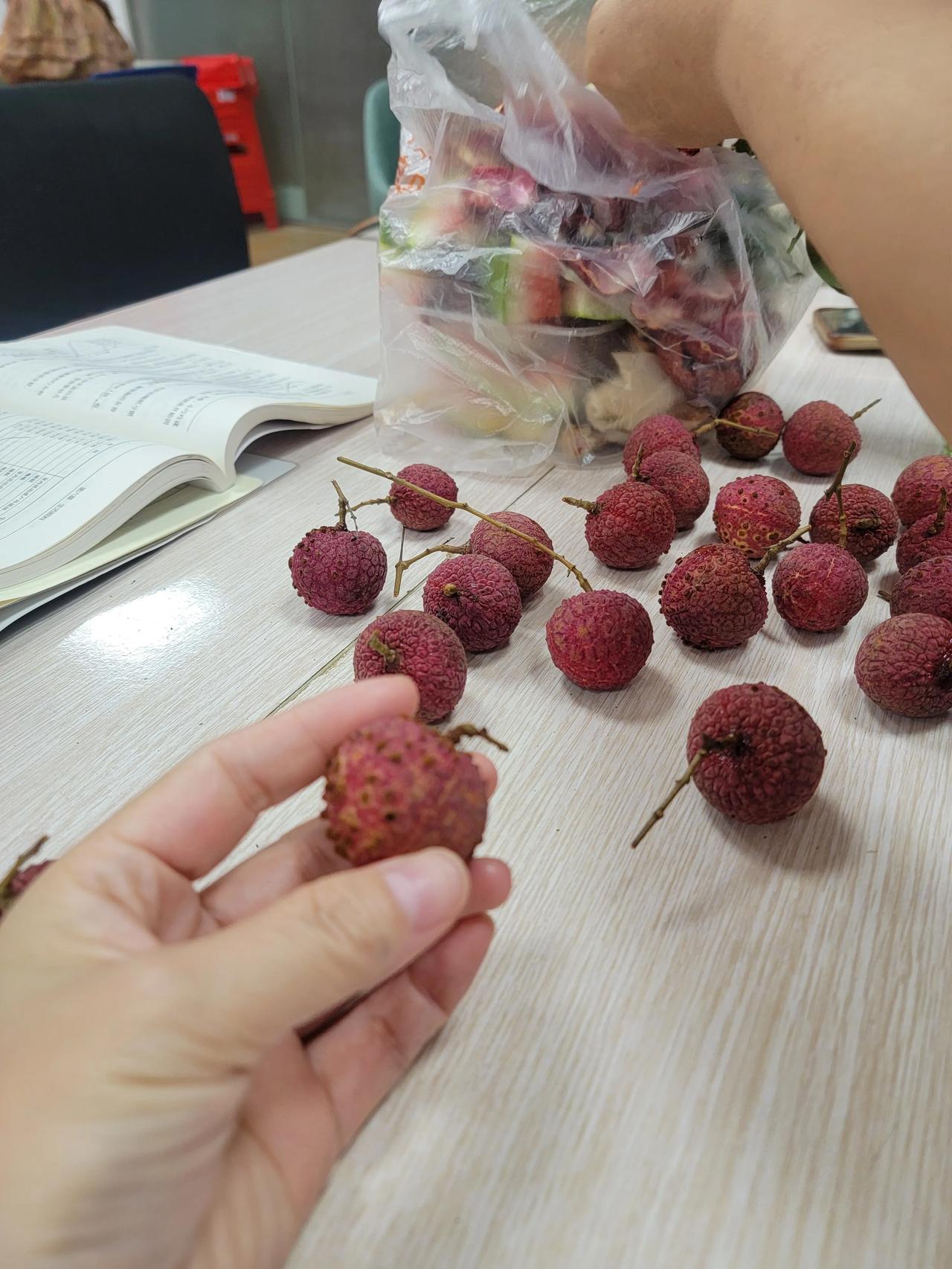 上课好多美女带果子来，还坚持一个星期就可以考试了累啊，还得学车，我都快忘了科二了