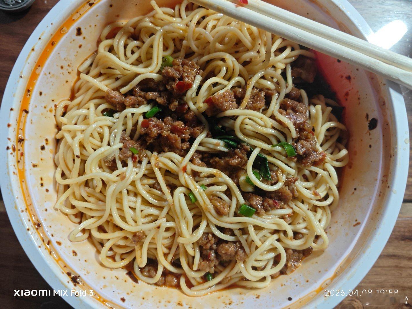 像大多数来到北京的重庆小面到一样，这个也很难吃，还要卖二十四块钱，加了同事送的胖