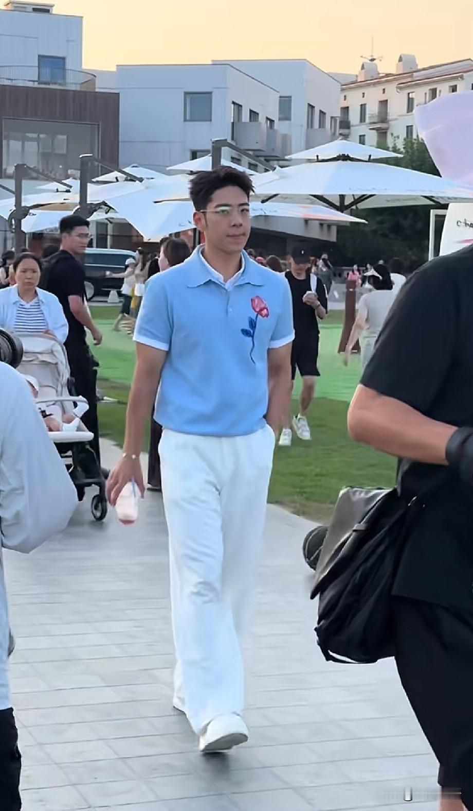 阿那亚偶遇“石头”，童星褪去稚气，少年感依旧难得
 
阿那亚的活动现场总是明星与