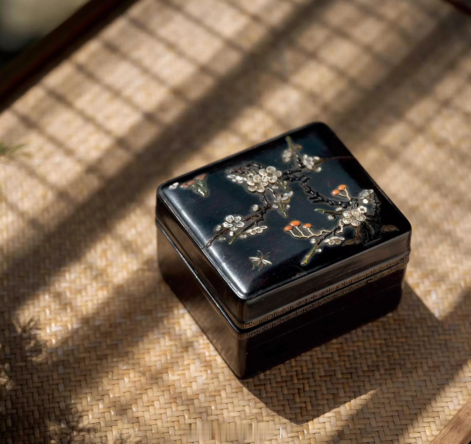 悦木集 | 明 紫檀百宝嵌杏花春萤图方盒此盒取紫檀斫制，形制端方。盒盖施百宝嵌杏