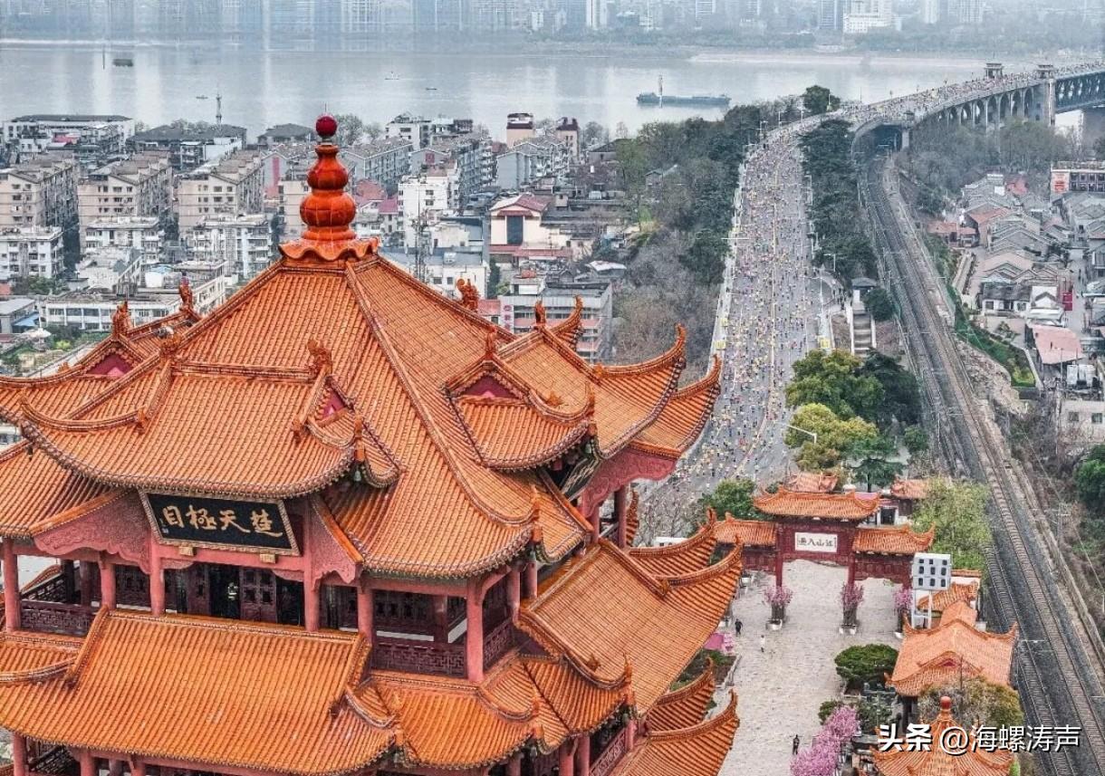 题目：黄鹤楼下观“汉马”


三月的武汉，晨雾未散，江风微凉。

在这个全国好像