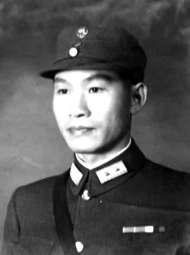 清华学霸，国家男篮主力后卫，美国军校高材生，抗日战场上歼灭日军3万3千人的中国将